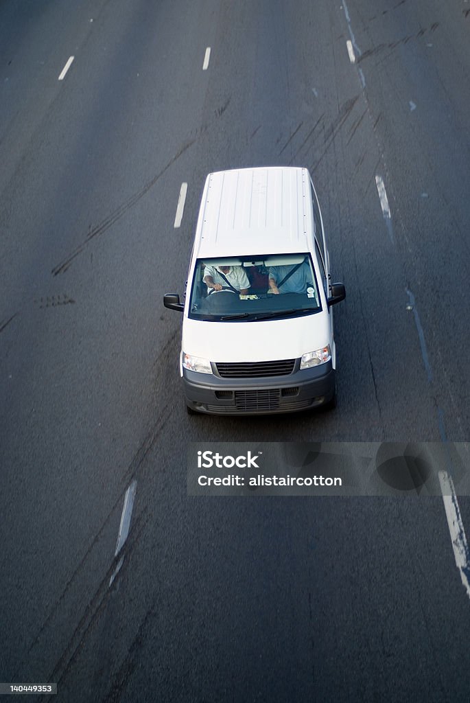 Luz blanca de camión de reparto por la carretera - Foto de stock de Furgoneta libre de derechos