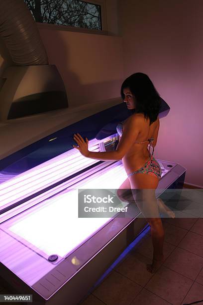 Solarium - Fotografie stock e altre immagini di A petto nudo - A petto nudo, Abbigliamento intimo, Abbronzarsi