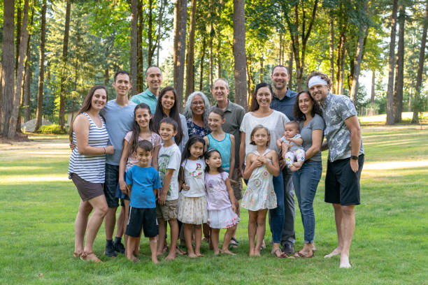 familia multigeneracional celebrando reunión juntos al aire libre - cousin fotografías e imágenes de stock