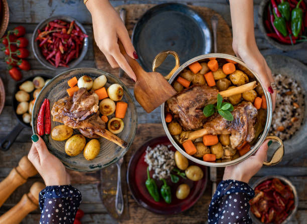 viande de jarret cuite avec des légumes dans la marmite. kurban bayramı - lamb shank photos et images de collection