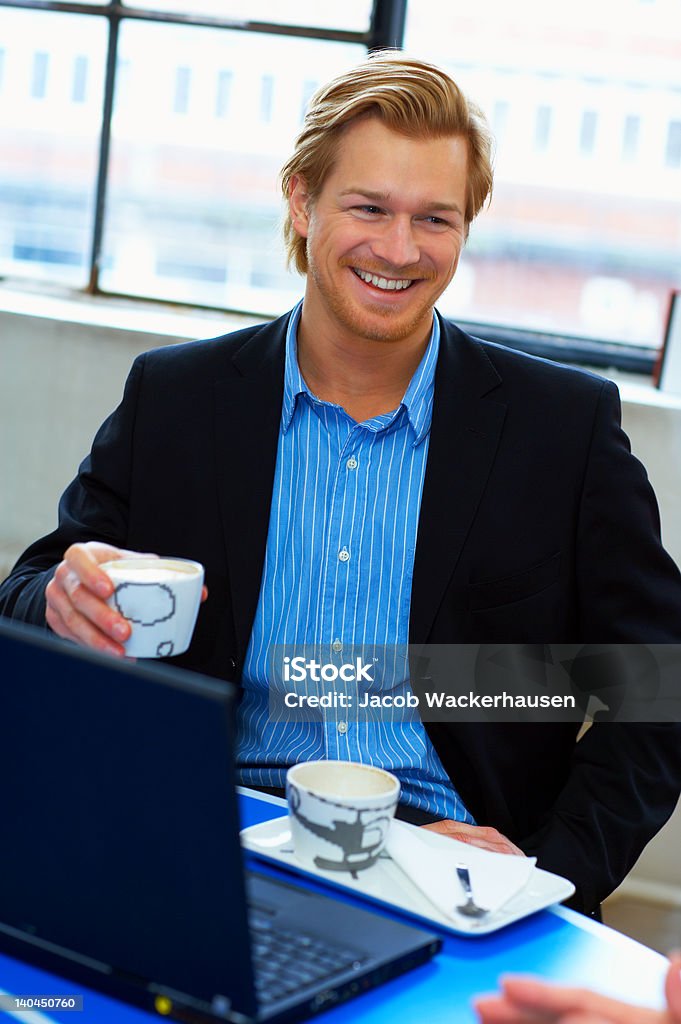 Confiant Homme d'affaires souriant - Photo de 20-24 ans libre de droits