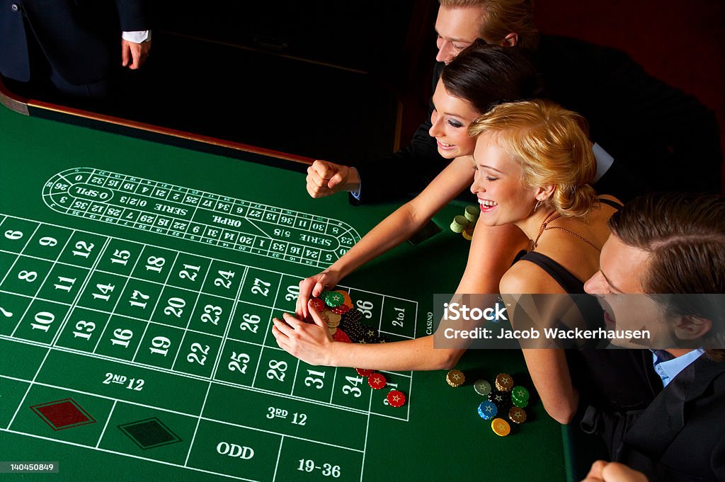 Gruppe von Menschen, die im casino - Lizenzfrei Kasino Stock-Foto