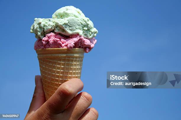 Eis In Der Hand Stockfoto und mehr Bilder von Eiscremewaffel - Eiscremewaffel, Handvoll, Blau