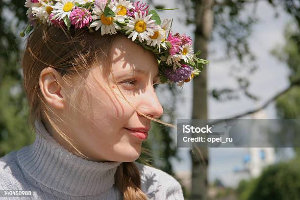 Menina Com Coroa De Flores De Flores Silvestres 4 - Fotografias de stock e mais imagens de Ao Ar Livre - Ao Ar Livre, Bétula, Cabeça Humana