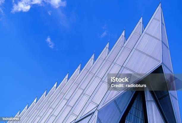 Foto de Apontando Teto Da Capela e mais fotos de stock de Academia das Forças Aéreas dos Estados Unidos - Academia das Forças Aéreas dos Estados Unidos, Afiado, Arquitetura