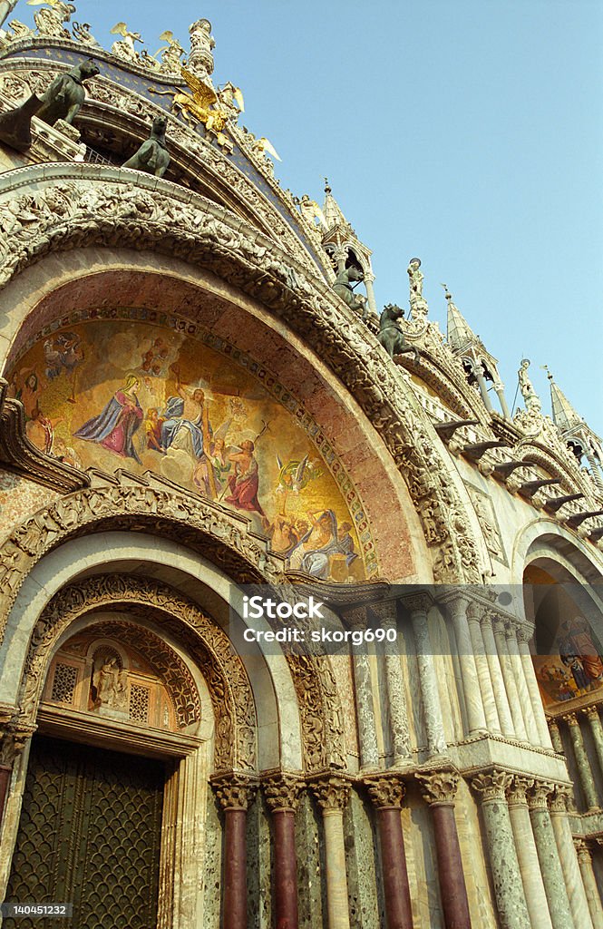 Fachada de st Mark's Basilica, VENECIA - Foto de stock de Alivio libre de derechos