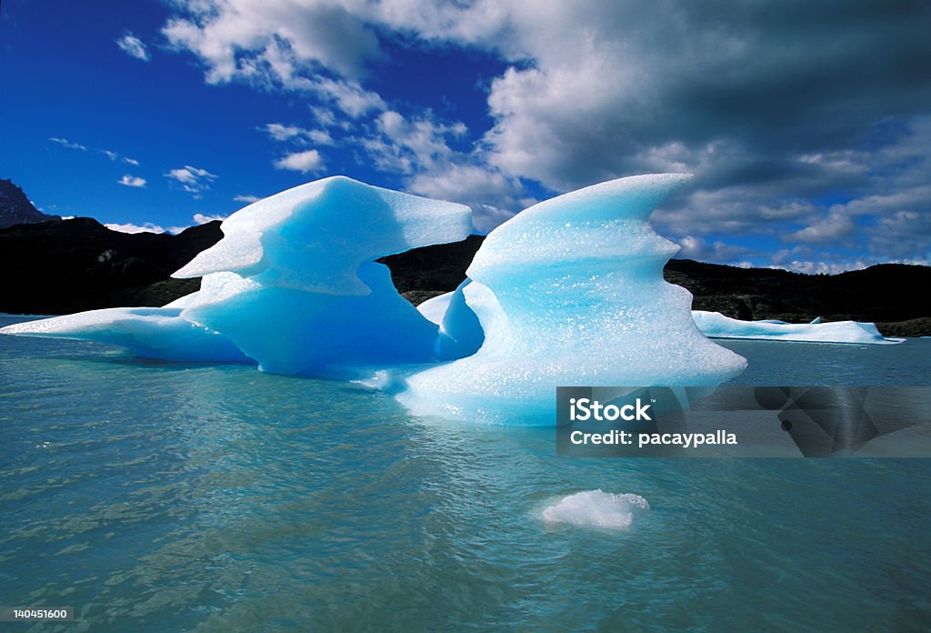 Lago hielo en gris - Foto de stock de Agua libre de derechos