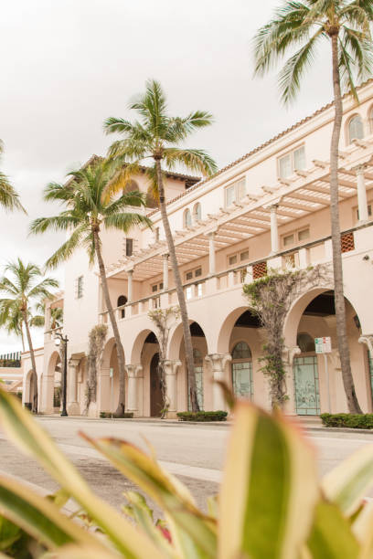 worth avenue, palm beach, florida on a stormy afternoon in the spring of 2022 - florida weather urban scene dramatic sky imagens e fotografias de stock