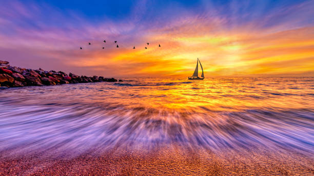 istock Sunset Sailboat Ocean Sun Rays 15:9 High Resolution 1404516353