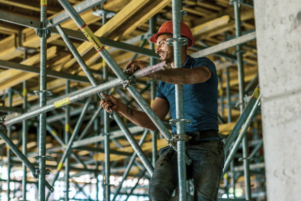 construtor colocando andaimes - scaffolding - fotografias e filmes do acervo