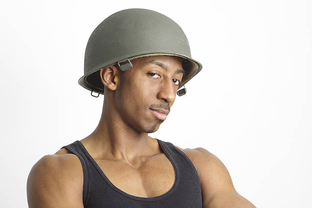 homme séduisant sur caméra casque militaire, débardeur - macho men goatee tank top photos et images de collection