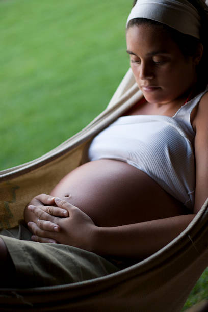 À espera que o bebê em uma cama de - fotografia de stock