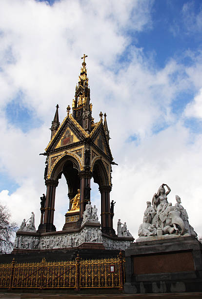 prince albert memorial en kensington gardens. - london england park london hyde street fotografías e imágenes de stock