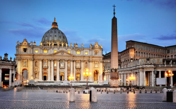 バチカン市国、ローマ、イタリアの夜明けのサンピエトロ大聖堂。 - rome italy city cupola ストックフォトと画像