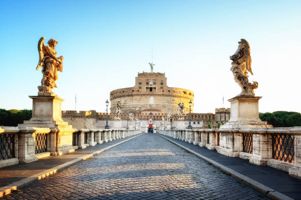 castel sant'angelo all'alba, roma, italia. - rome italy skyline castel santangelo foto e immagini stock