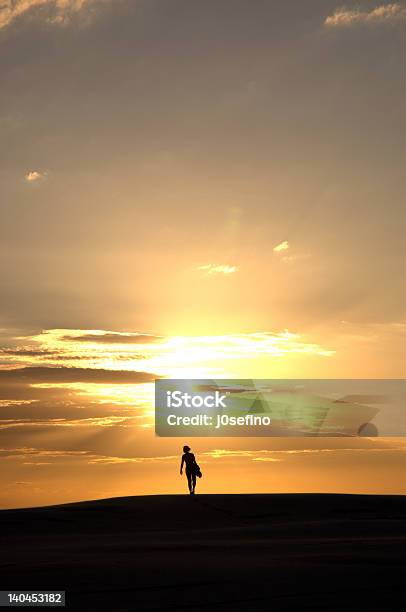 Foto de Caminhando Ao Sol e mais fotos de stock de Criatividade - Criatividade, Estrada da vida, Homens