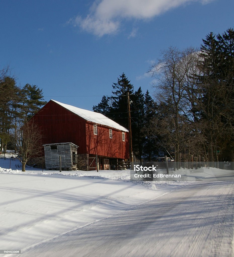 Rojo Barn en invierno - Foto de stock de Arboleda libre de derechos