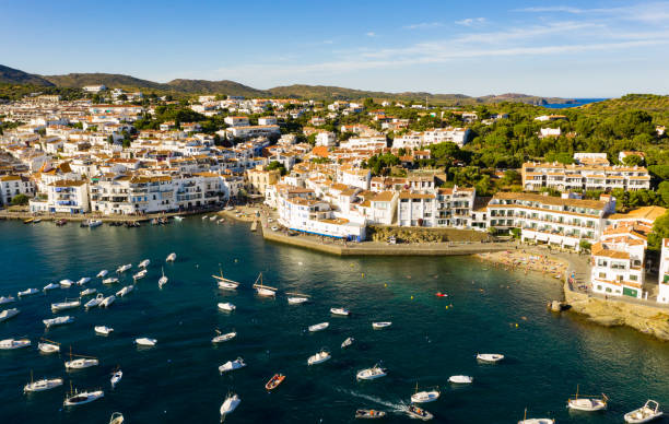 blick von der drohne auf die stadt cadaques, spanien - cadaques stock-fotos und bilder