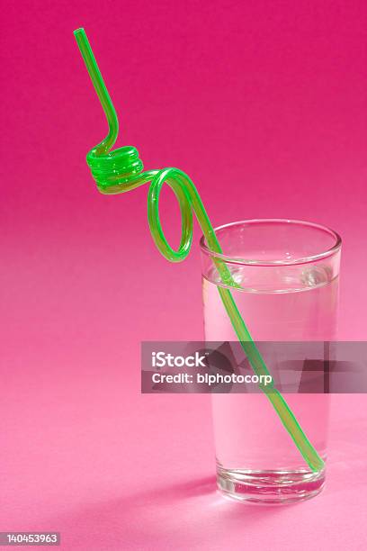 Glas Wasser Auf Pink Stockfoto und mehr Bilder von Atelier - Atelier, Fotografie, Getränk