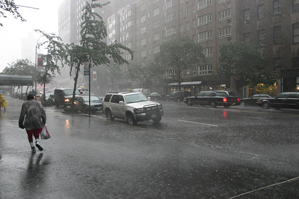 tempo ruim - chuva torrencial - fotografias e filmes do acervo