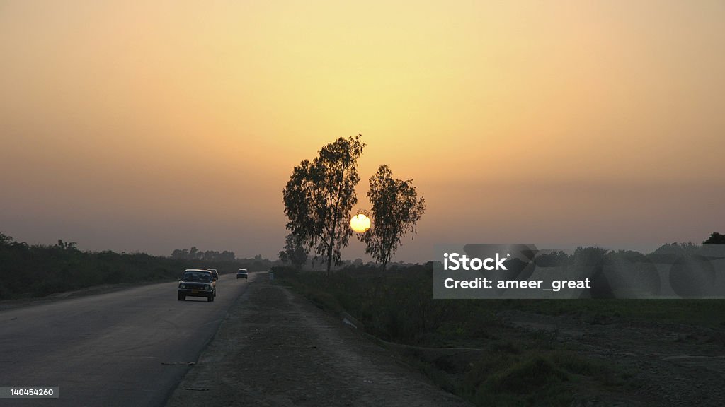 Pôr do sol sobre a estrada - Royalty-free Carro Foto de stock