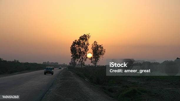 Pôr Do Sol Sobre A Estrada - Fotografias de stock e mais imagens de Carro - Carro, Paquistão, Amizade