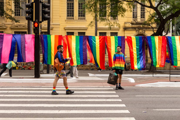 브라질 상파울루에서 열린 lgbt 프라이드 퍼레이드에서 레인보우 깃발이 걸려 있고 아베니다 파울리스타에 사람들이 걸려 있다. - homosexual gay pride business rainbow 뉴스 사진 이미지