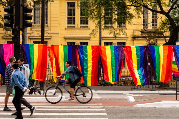 banderas del arco iris cuelgan y personas en la avenida paulista durante el desfile del orgullo lgbt en são paulo, brasil. - homosexual gay pride business rainbow fotografías e imágenes de stock