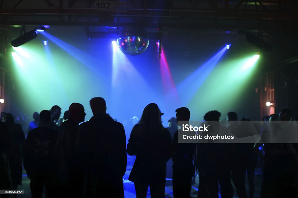 Silhouette di adolescenti in una discoteca - Foto stock royalty-free di Adolescente