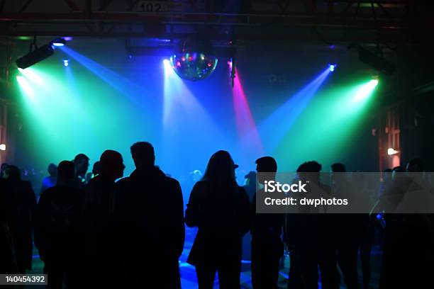 Silhouette Di Adolescenti In Una Discoteca - Fotografie stock e altre immagini di Adolescente - Adolescente, Adulto, Andare in discoteca
