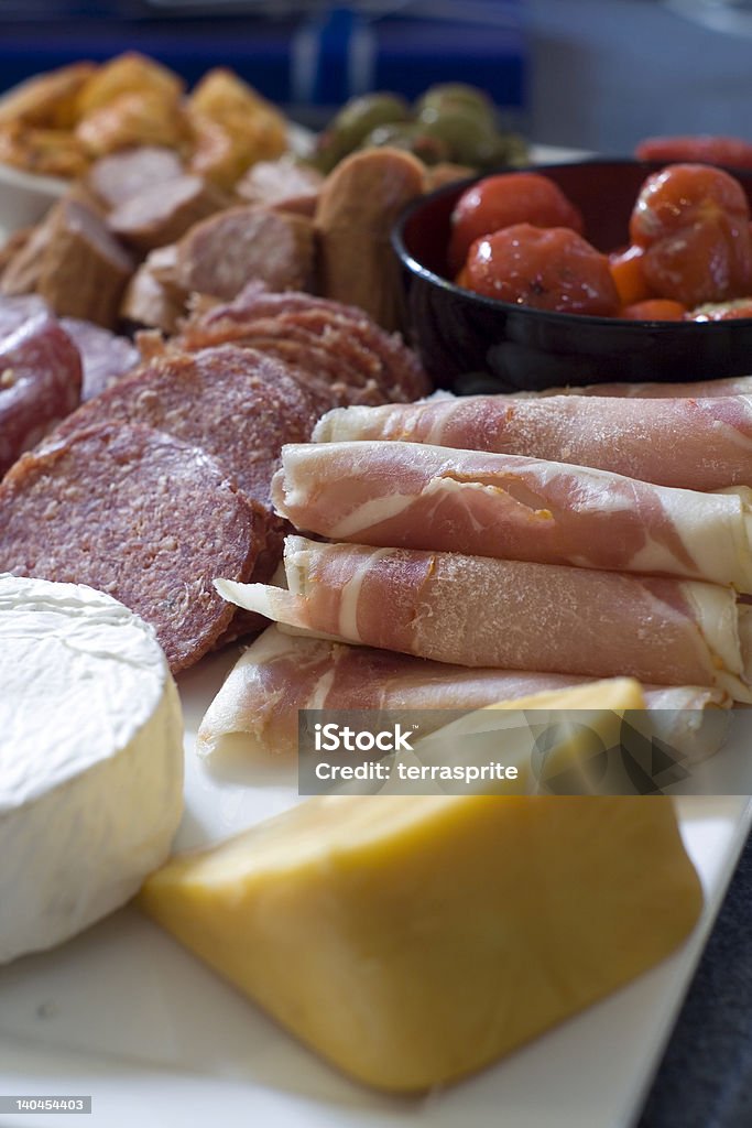 안티파스토, 고기 및 치즈 플래터 - 로열티 프리 0명 스톡 사진
