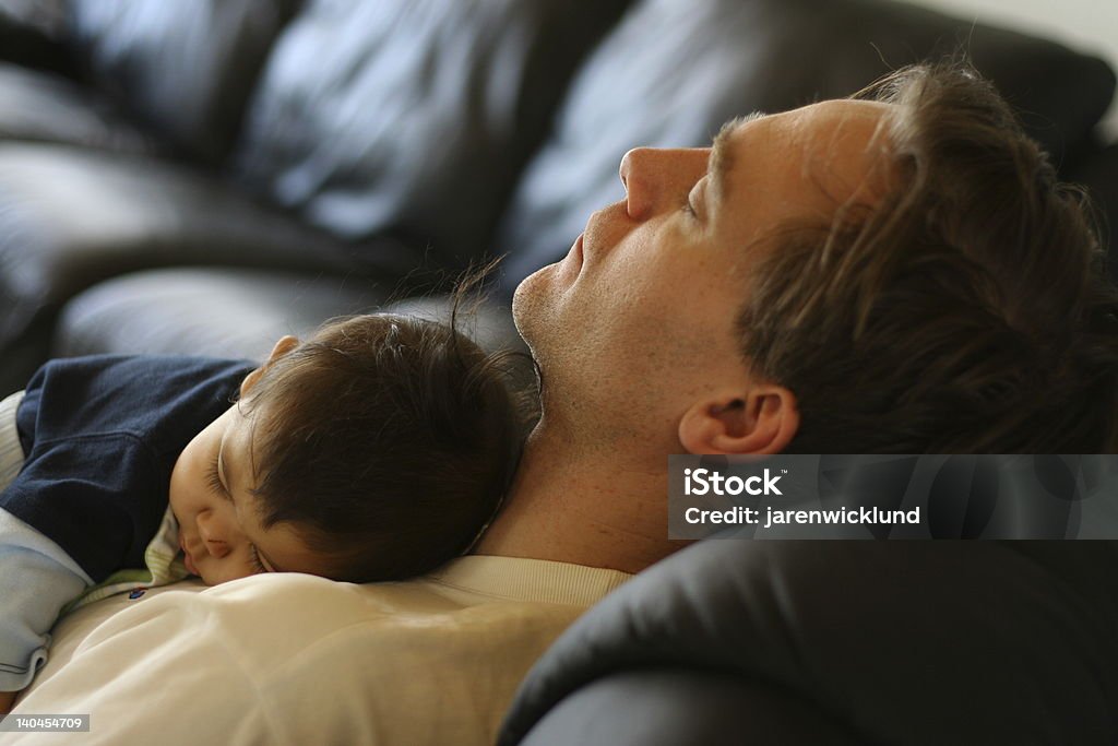Padre e figlio di dormire come un bambino - Foto stock royalty-free di Padre