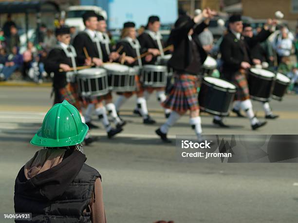 Photo libre de droit de Regarder Le Défilé banque d'images et plus d'images libres de droit de Saint Patrick - Saint Patrick, Défilé, Chicago - Illinois