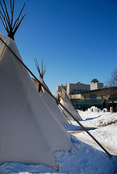 tre urban tepee - north american tribal culture teepee winter canada foto e immagini stock