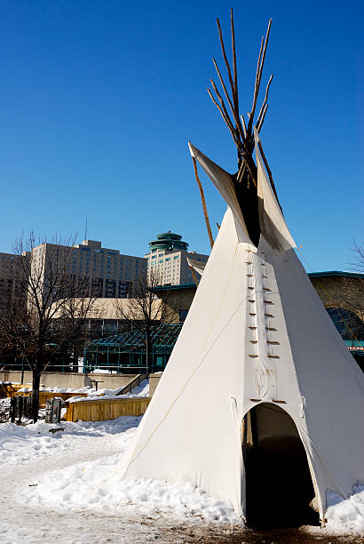 teepee urbano - north american tribal culture teepee winter canada foto e immagini stock