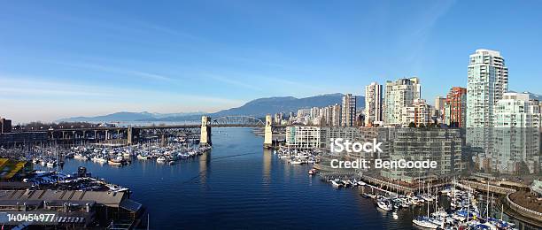 Vancouver Panorâmica - Fotografias de stock e mais imagens de Ao Ar Livre - Ao Ar Livre, Arranha-céu, Azul