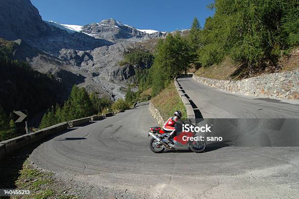 Bici Nelle Alpi - Fotografie stock e altre immagini di Motocicletta - Motocicletta, Strada tortuosa, Curvo