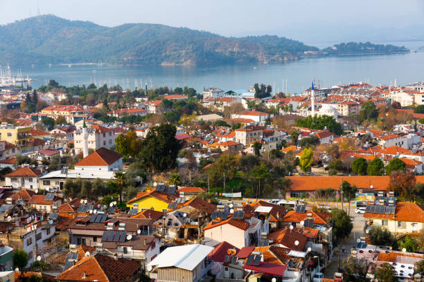 blick von der drohne auf die türkische stadt und den badeort fethiye - provinz mugla stock-fotos und bilder