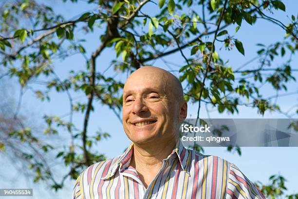 Calvo Blanco Hombre Mayor Sonriendo Al Aire Libre Tree Background Foto de stock y más banco de imágenes de 60-64 años