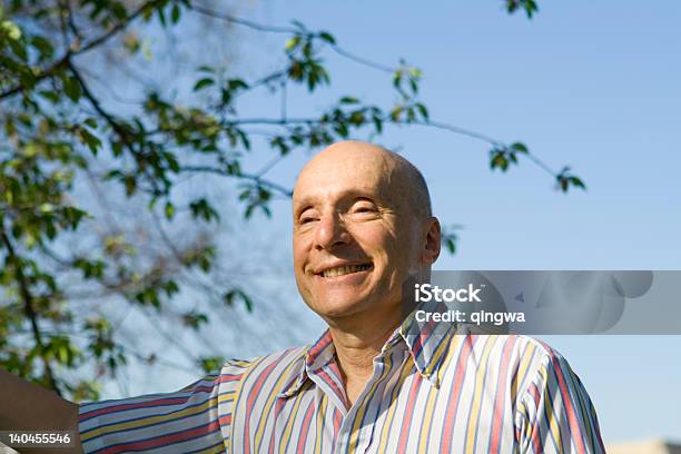 Foto de Bald Homem Sênior Sorrindo Fora Camisa Às Riscas e mais fotos de stock de 60 Anos - 60 Anos, 60-64 anos, 65-69 anos