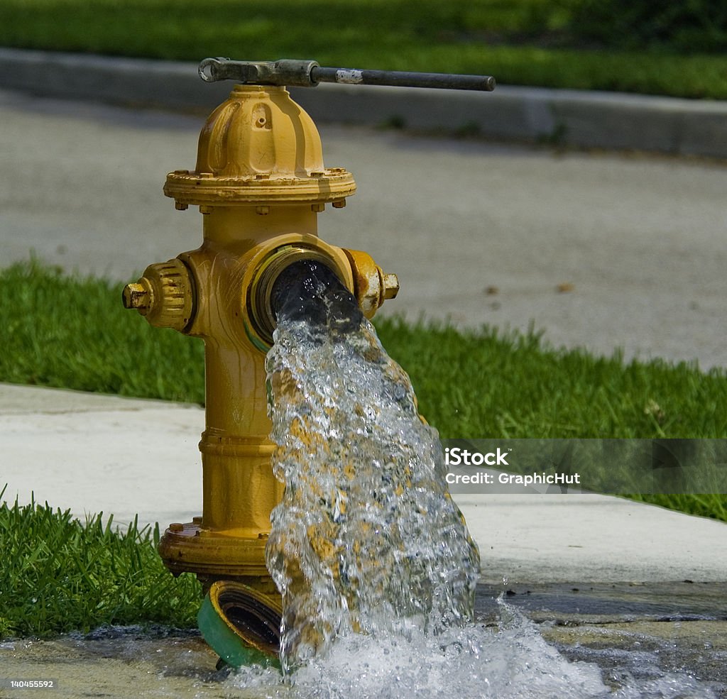 Hydrant przeciwpożarowy otworzyć - Zbiór zdjęć royalty-free (Woda)