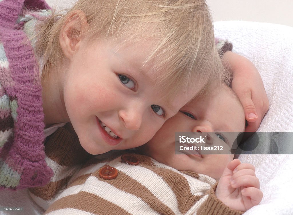 Soeur et un frère - Photo de Bébé libre de droits