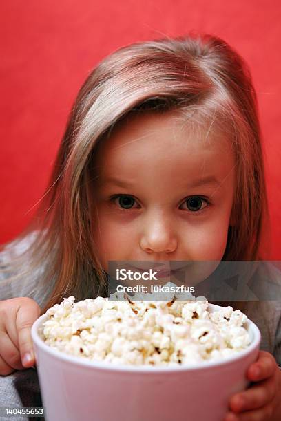 Bambina Con Popcorn - Fotografie stock e altre immagini di Pop corn - Pop corn, Sfondo rosso, 4-5 anni