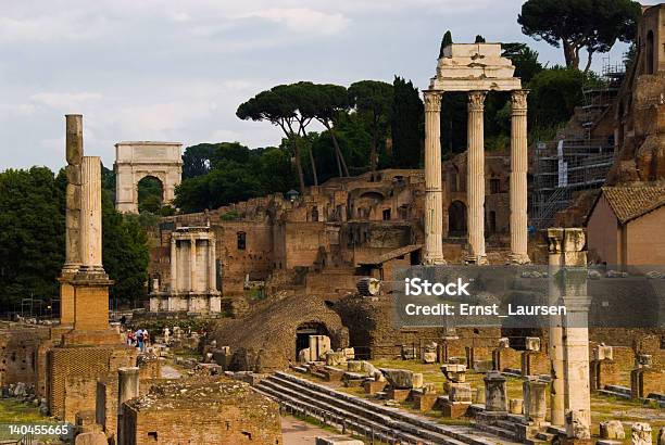 Foro Romanum En Roma Foto de stock y más banco de imágenes de Antiguo - Antiguo, Arqueología, Arquitectura