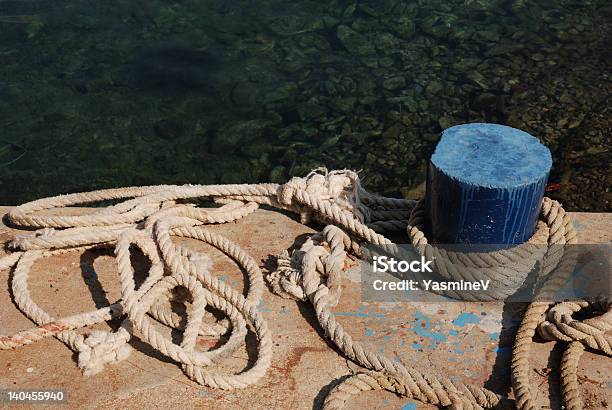 No Antiga Proeminência - Fotografias de stock e mais imagens de Azul - Azul, Betão, Bombazina - Calças