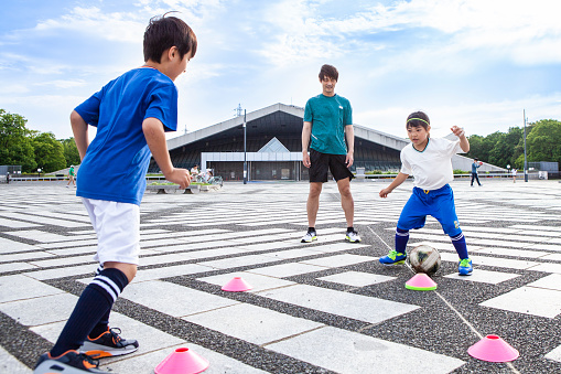 Elementary school children who belong to the youth soccer team.\nThey are training with coaches of soccer players.