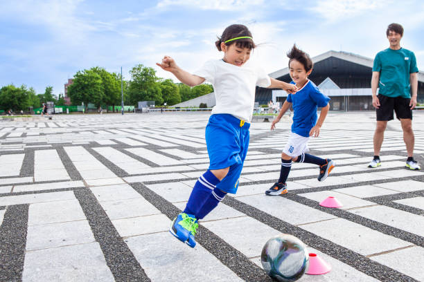 코치와 함께 초등학교 축구 선수 훈련. - soccer child coach childhood 뉴스 사진 이미지