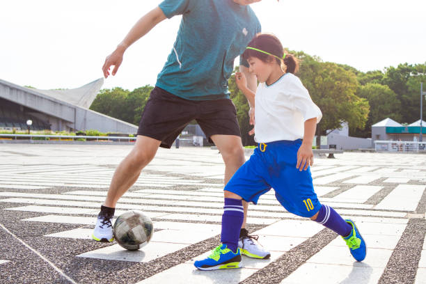 joueur de soccer de l’école primaire s’entraînant avec un entraîneur. - athlete soccer player men professional sport photos et images de collection