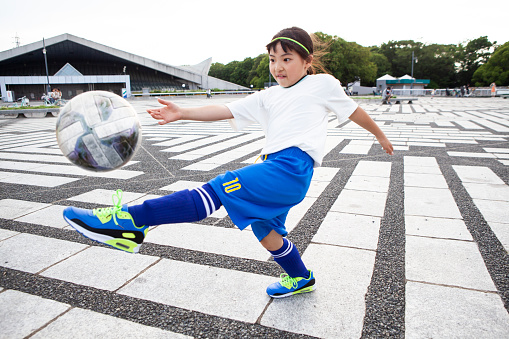 Japanese elementary school girls.
She longs for a soccer player.
She is working hard on soccer training.