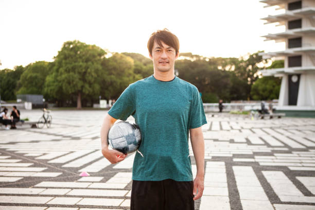 joueur de football japonais. - business human foot shoe men photos et images de collection